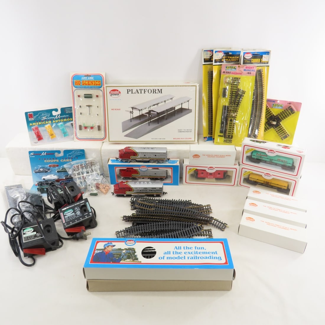 Model Power Santa FE Diesel HO Set & Accessories (1 of 17)