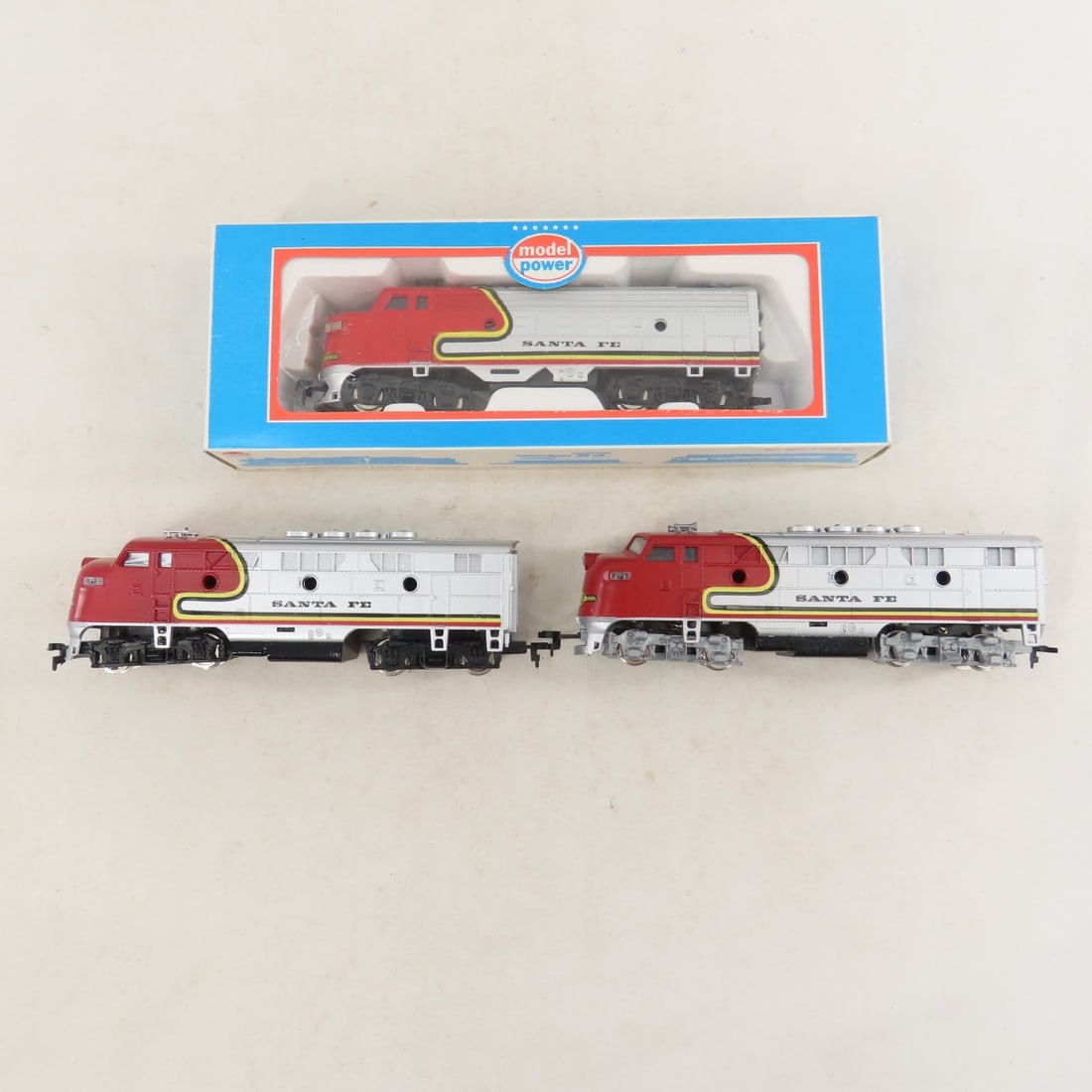 Model Power Santa FE Diesel HO Set & Accessories - 2