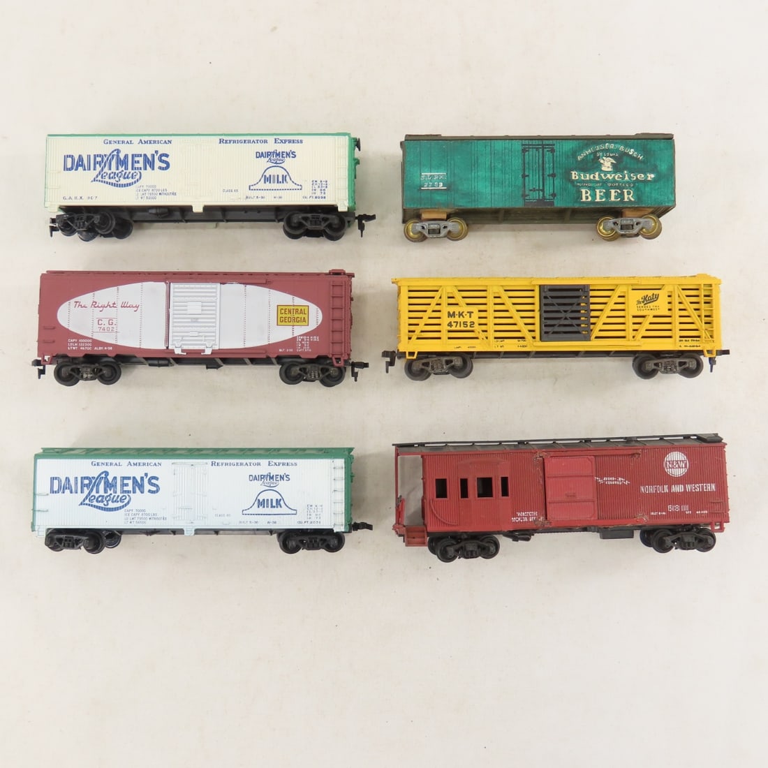 5 Engines, 1 Tender & Loose HO Scale Train Cars - 10