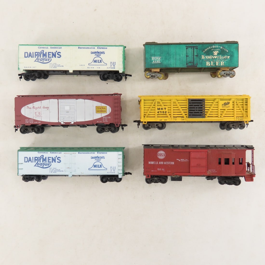 5 Engines, 1 Tender & Loose HO Scale Train Cars - 11