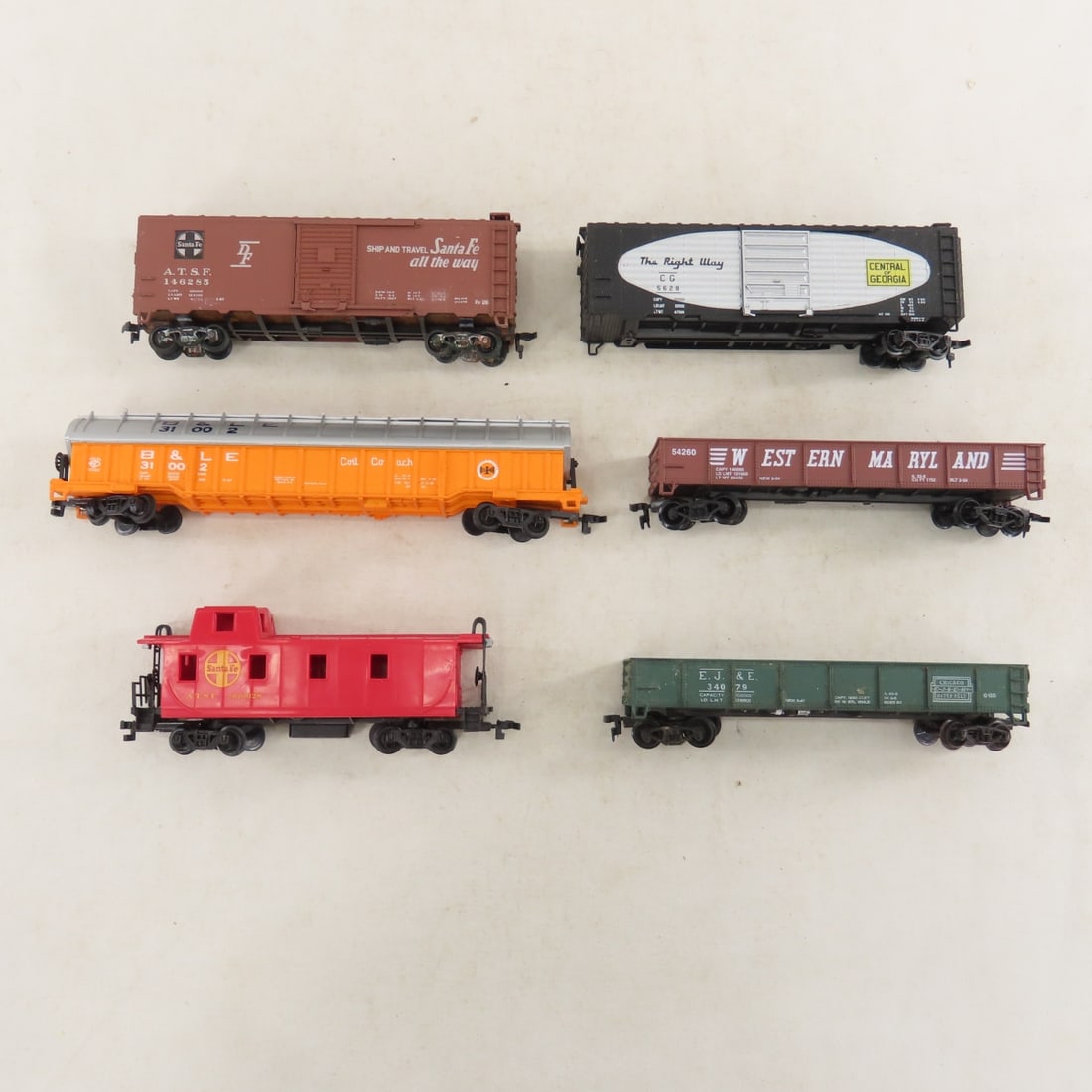 5 Engines, 1 Tender & Loose HO Scale Train Cars - 12