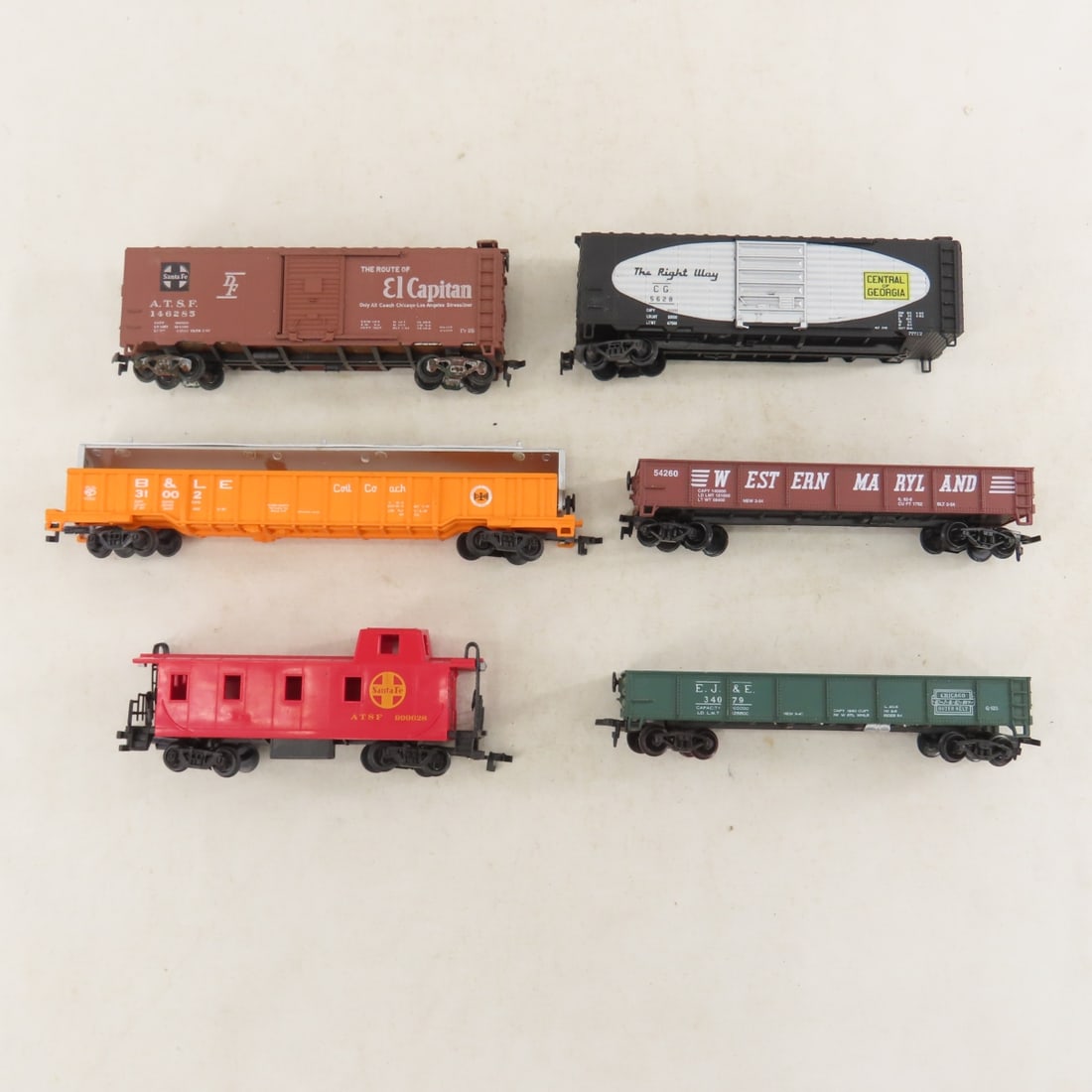 5 Engines, 1 Tender & Loose HO Scale Train Cars - 13