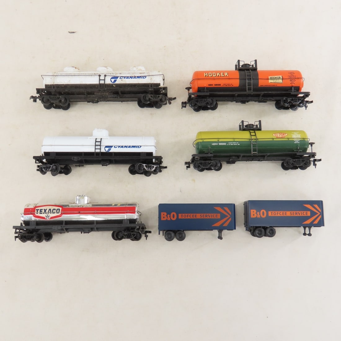 5 Engines, 1 Tender & Loose HO Scale Train Cars - 14