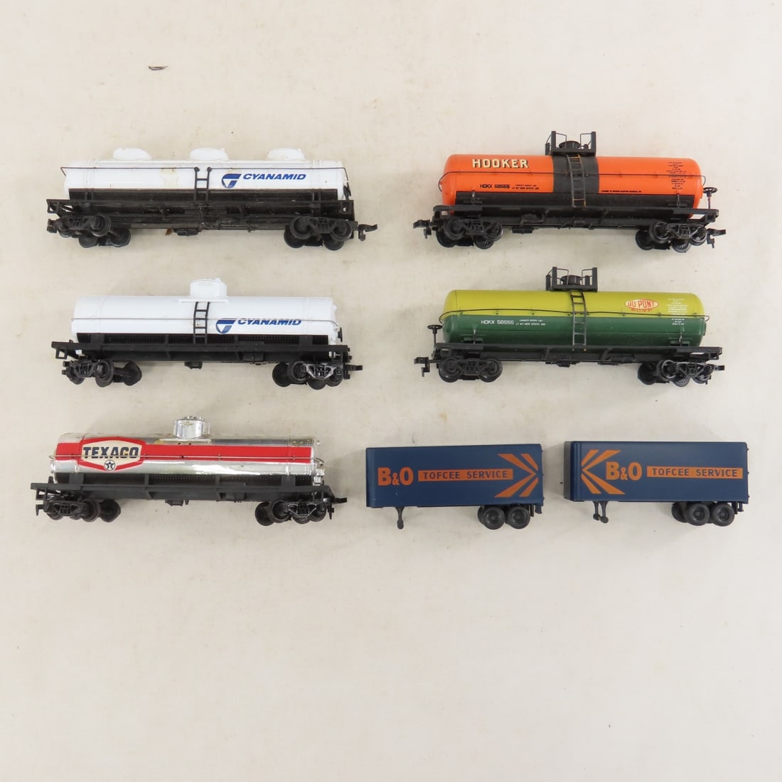 5 Engines, 1 Tender & Loose HO Scale Train Cars - 15