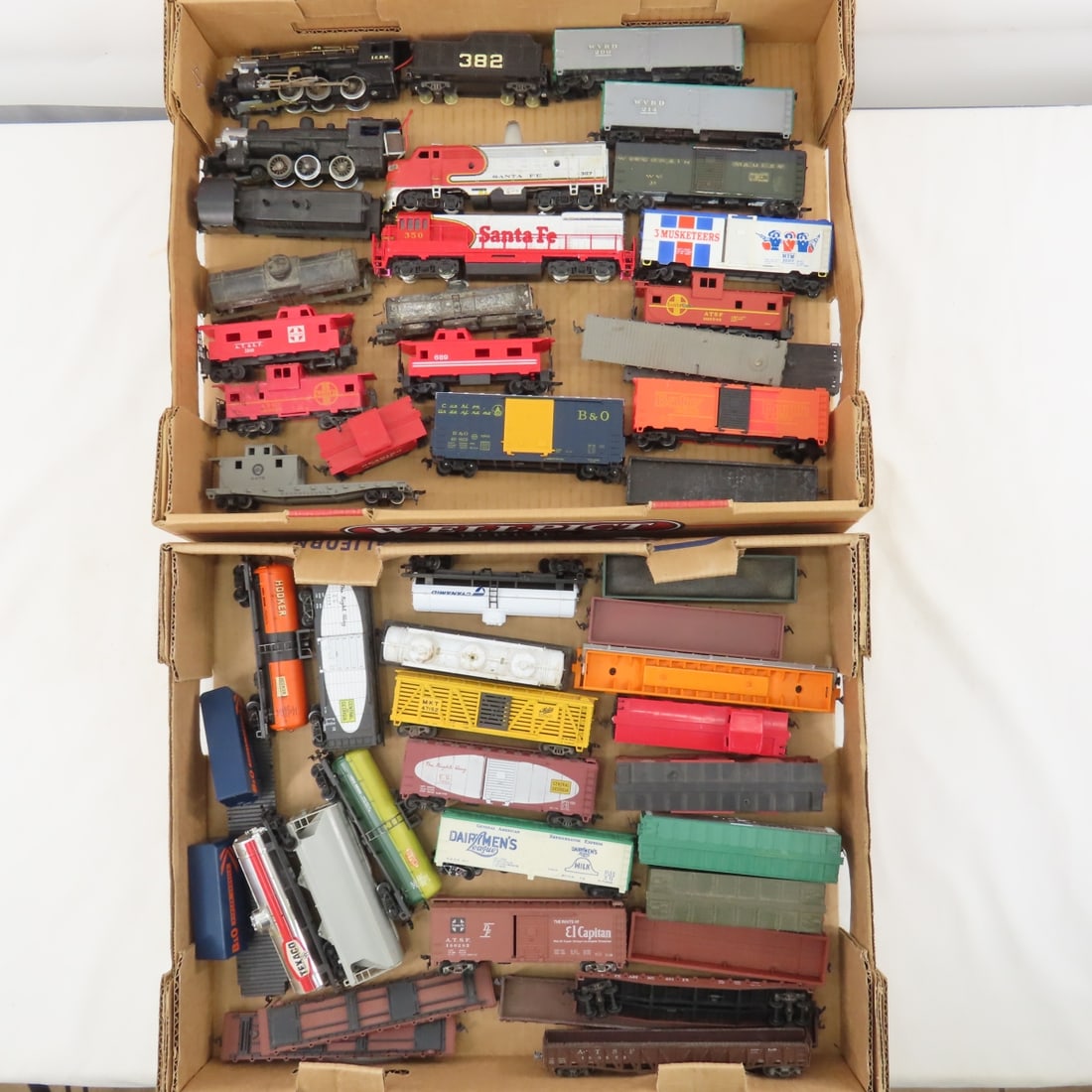 5 Engines, 1 Tender & Loose HO Scale Train Cars (1 of 15)