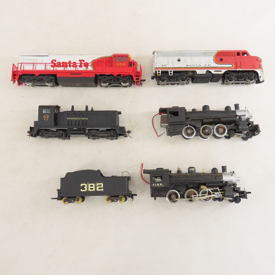 5 Engines, 1 Tender & Loose HO Scale Train Cars - 2