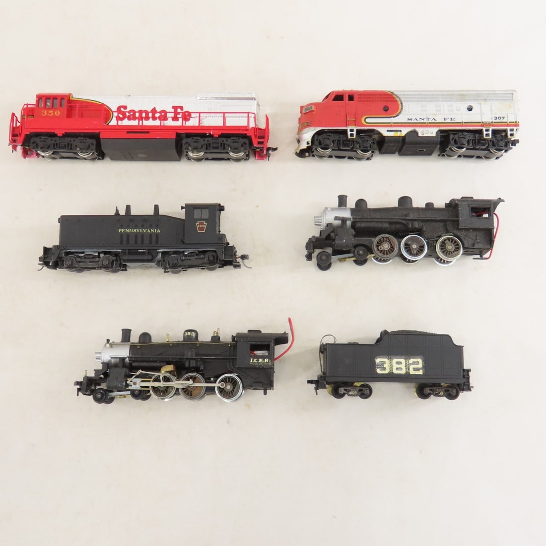 5 Engines, 1 Tender & Loose HO Scale Train Cars - 3