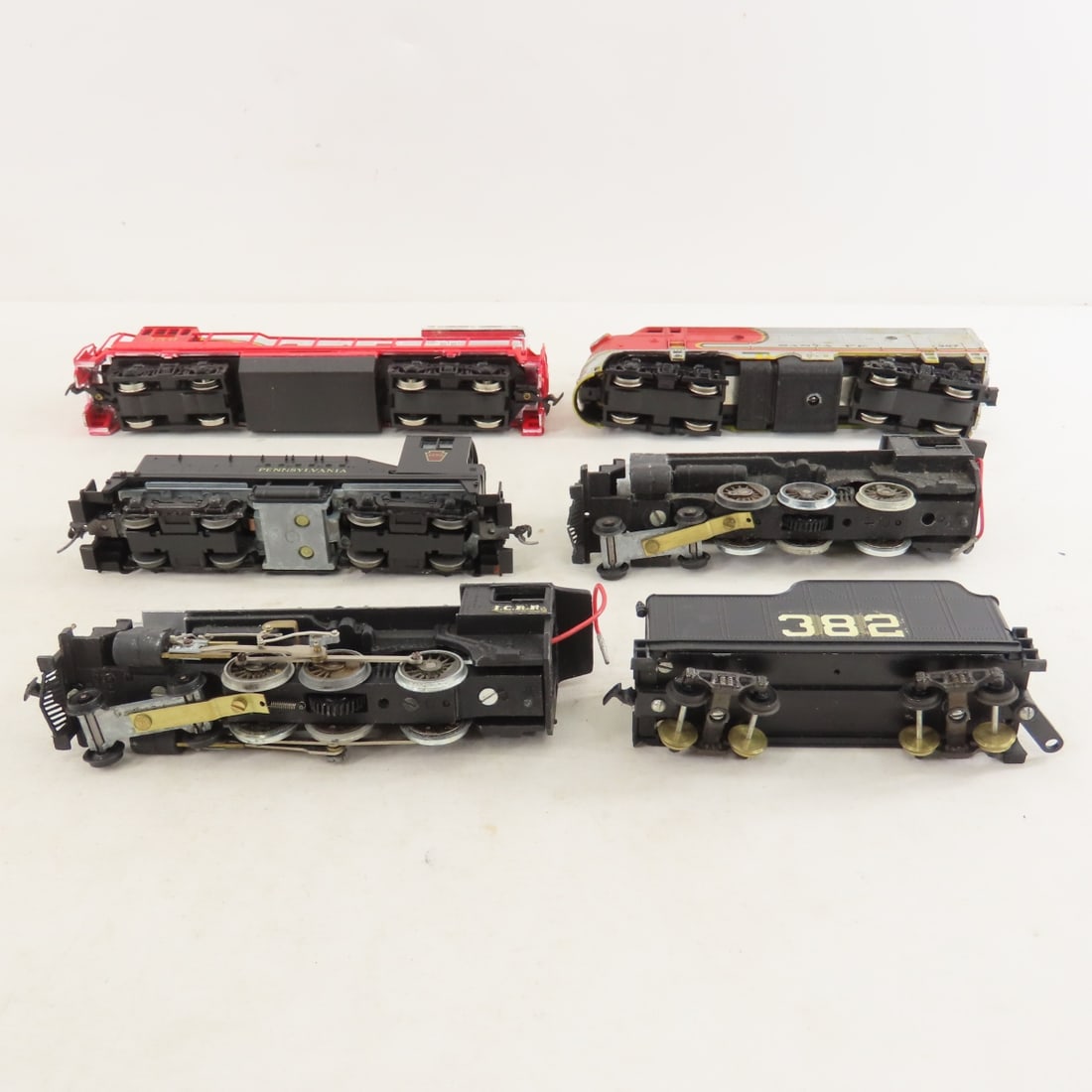 5 Engines, 1 Tender & Loose HO Scale Train Cars - 4