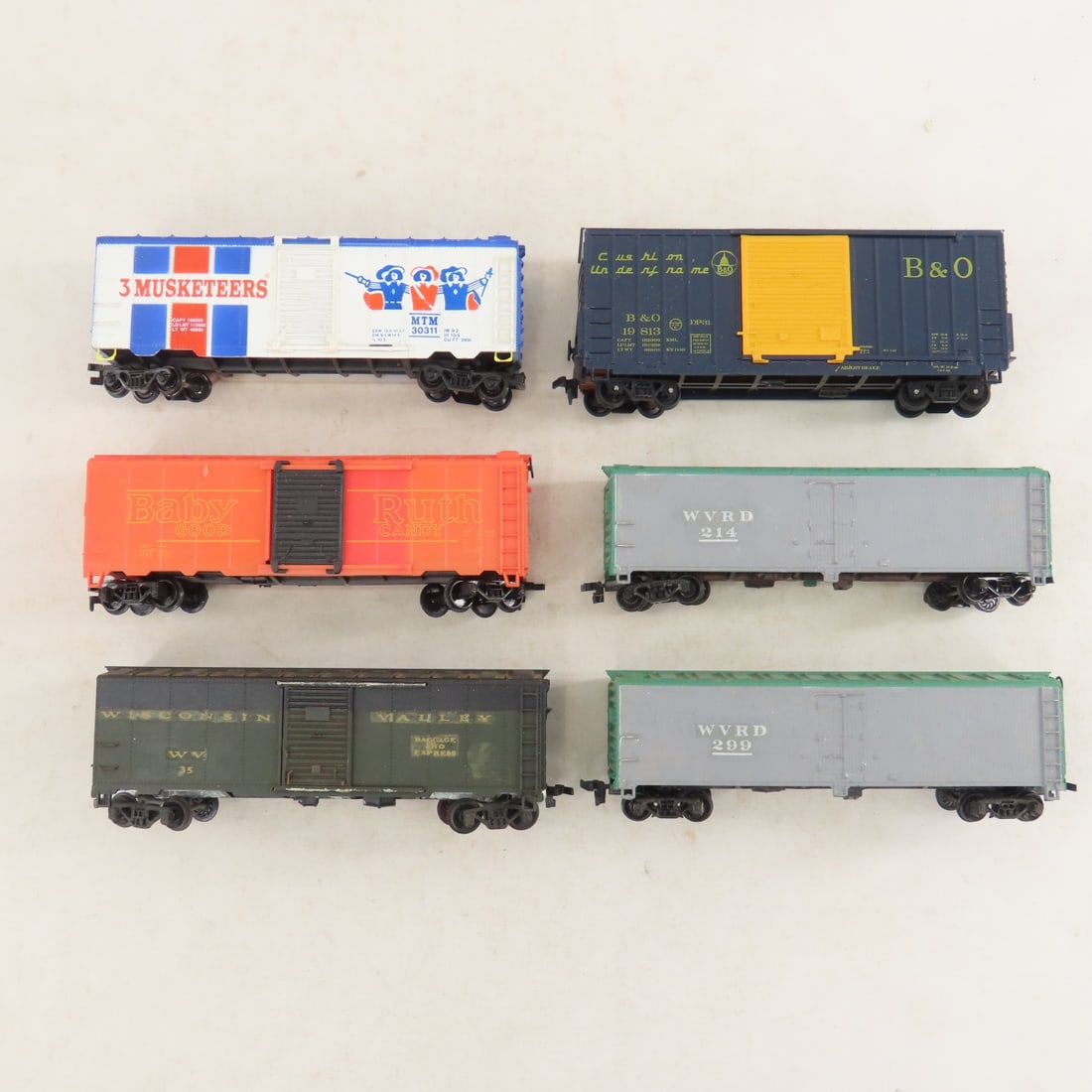 5 Engines, 1 Tender & Loose HO Scale Train Cars - 5
