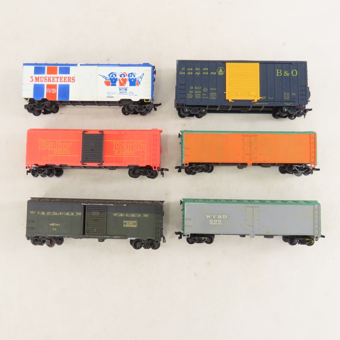 5 Engines, 1 Tender & Loose HO Scale Train Cars - 6