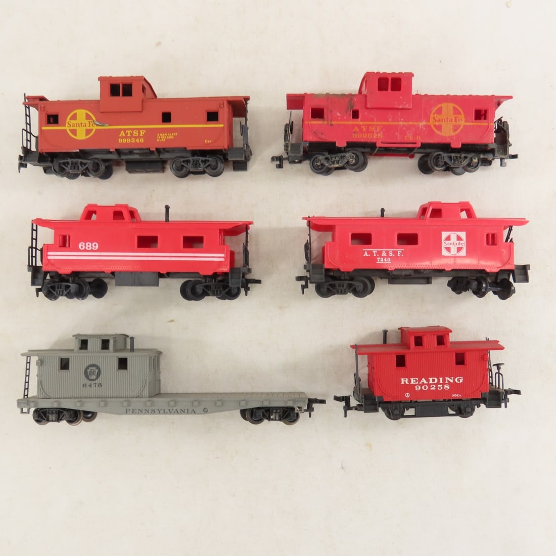 5 Engines, 1 Tender & Loose HO Scale Train Cars - 7