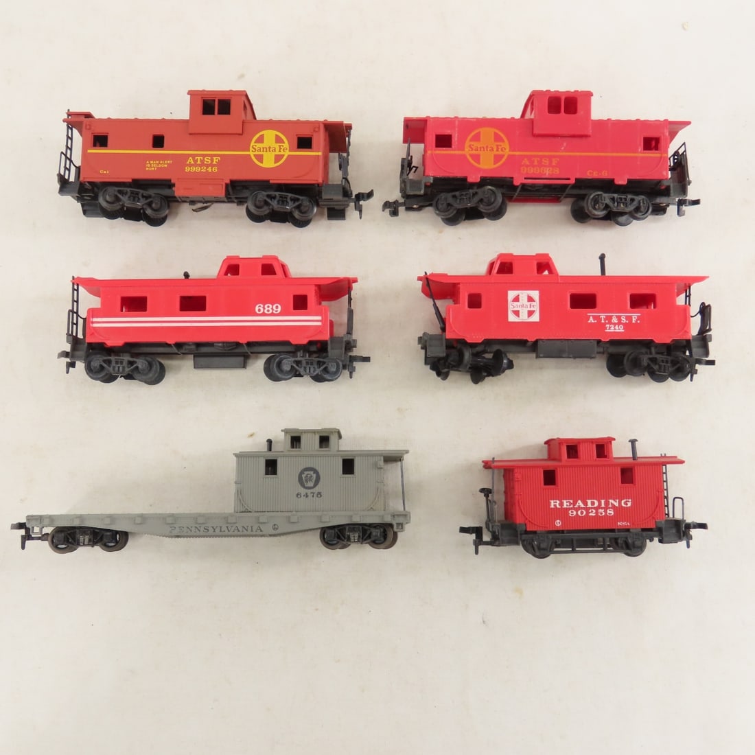 5 Engines, 1 Tender & Loose HO Scale Train Cars - 8