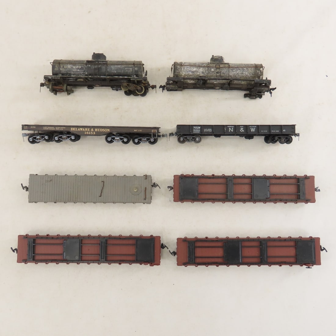 5 Engines, 1 Tender & Loose HO Scale Train Cars - 9