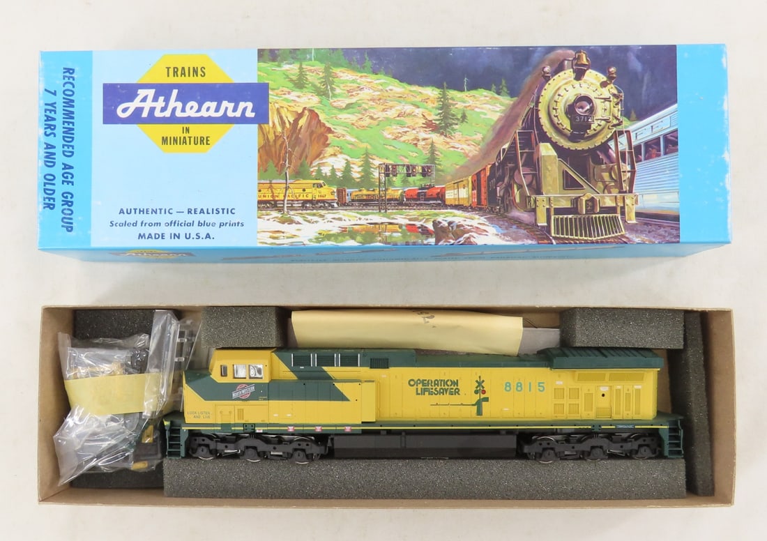 Athearn C&NW Operation Lifesaver 8815 HO Engine (1 of 18)