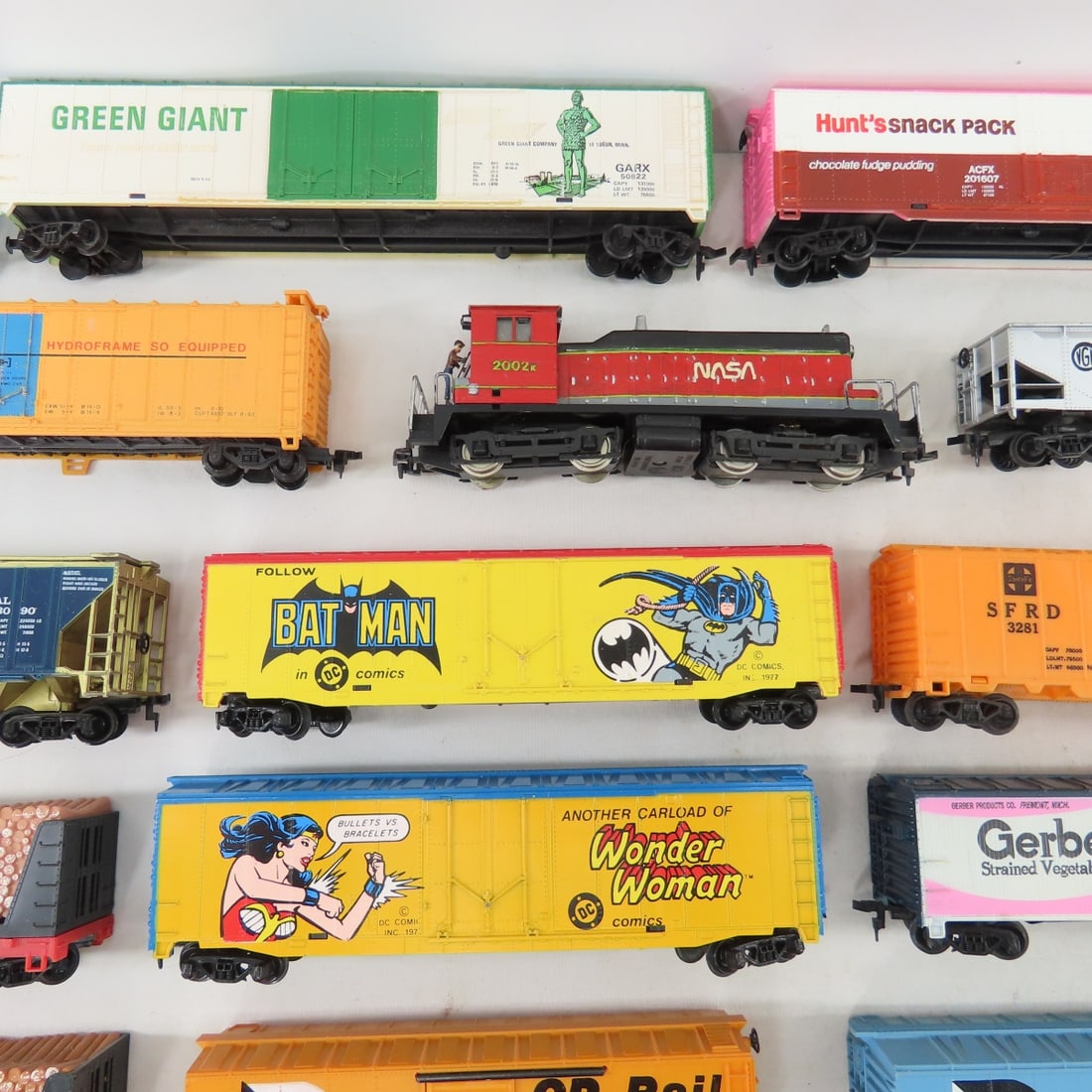 Assorted HO Scale Engines, Train Cars & Track - 3
