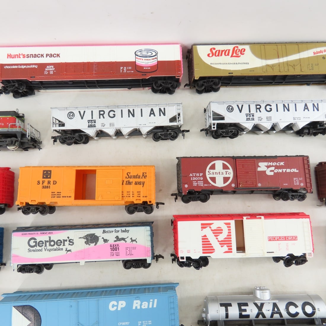 Assorted HO Scale Engines, Train Cars & Track - 4