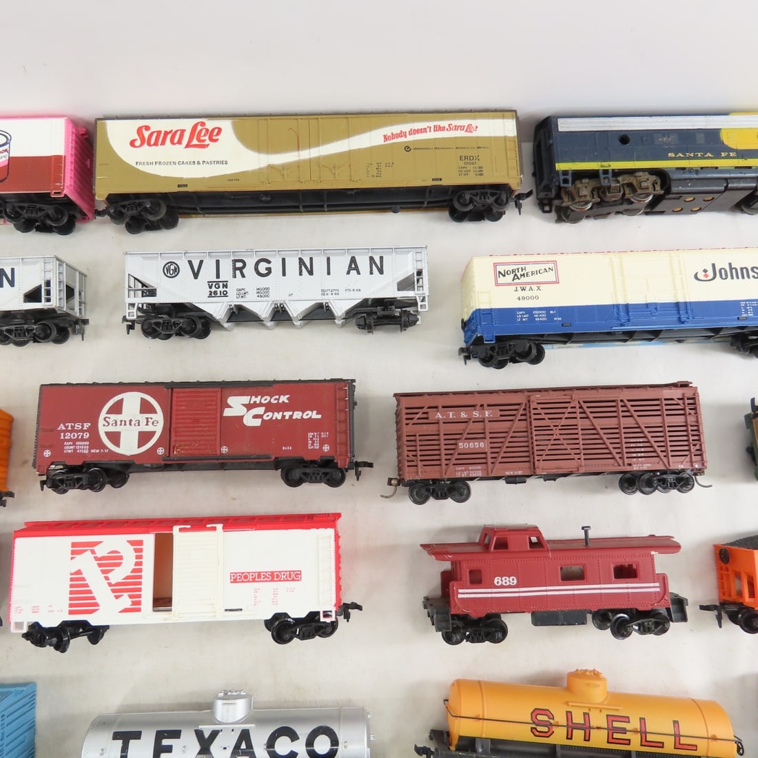 Assorted HO Scale Engines, Train Cars & Track - 5