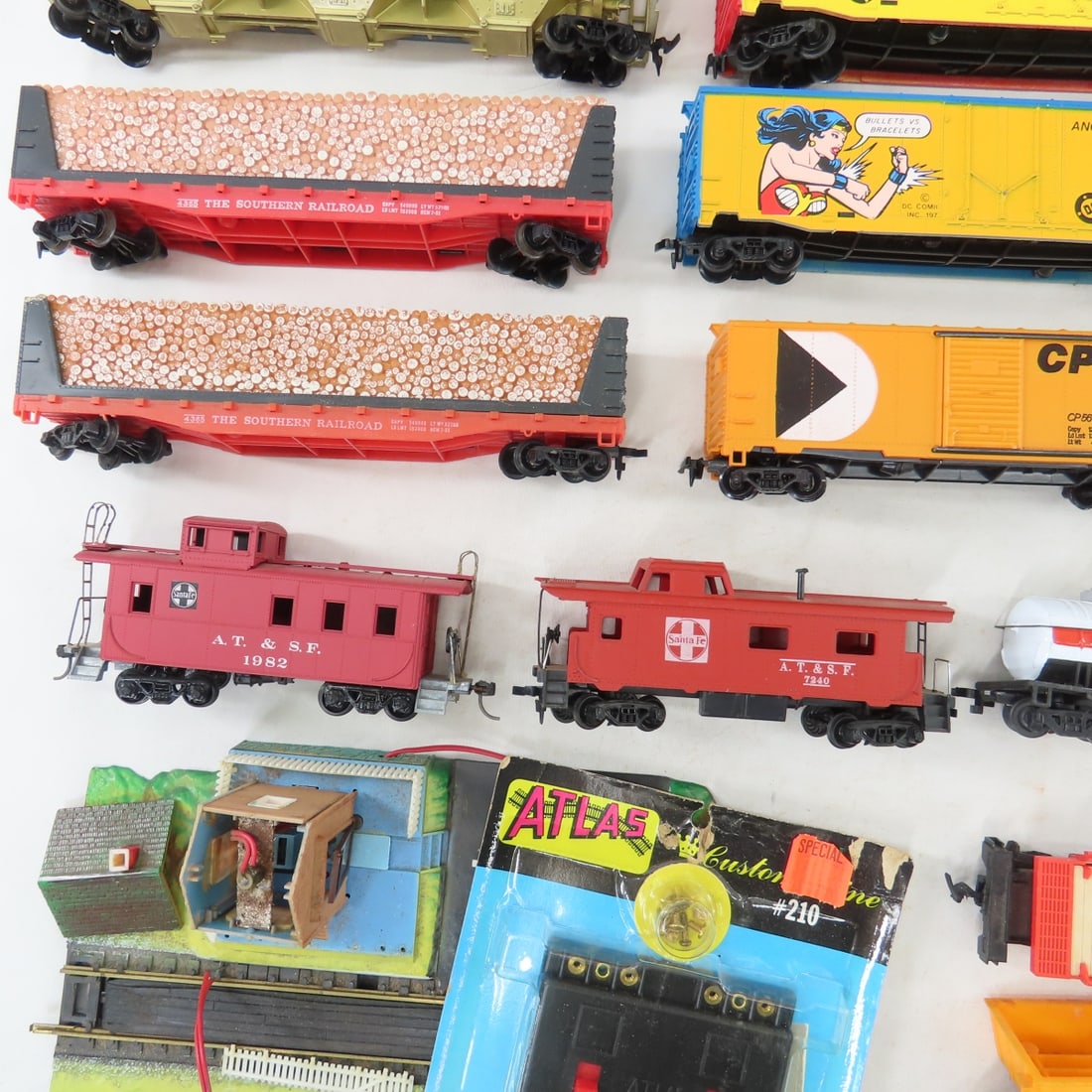 Assorted HO Scale Engines, Train Cars & Track - 7