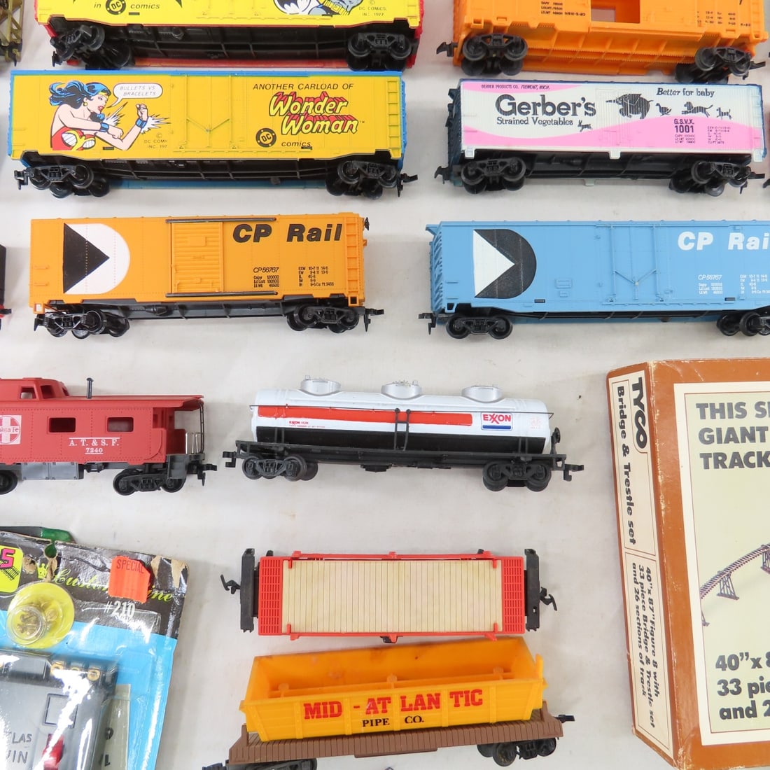 Assorted HO Scale Engines, Train Cars & Track - 8