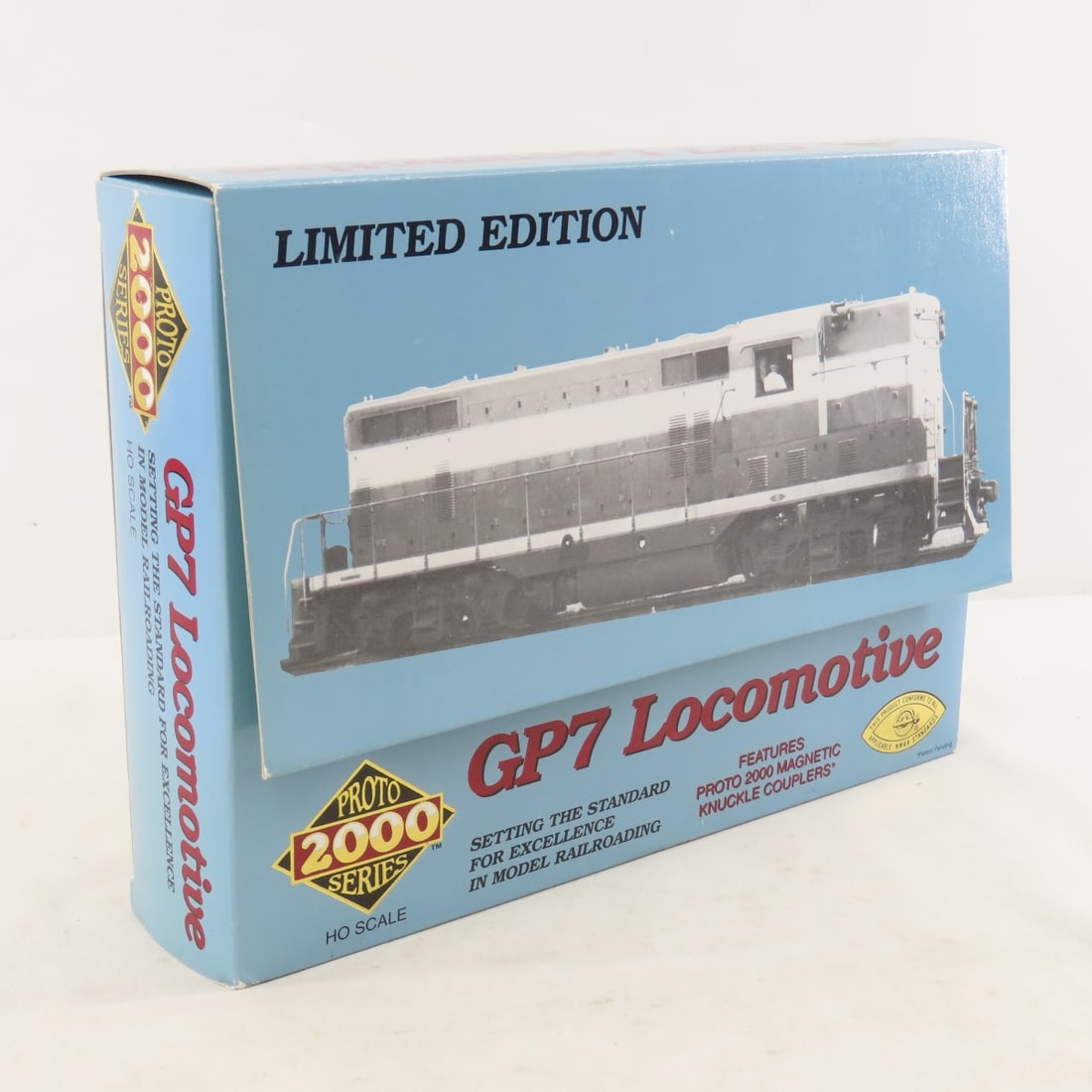 Proto Series 2000 ATSF GP7 Loco & Bachmann Set - 3