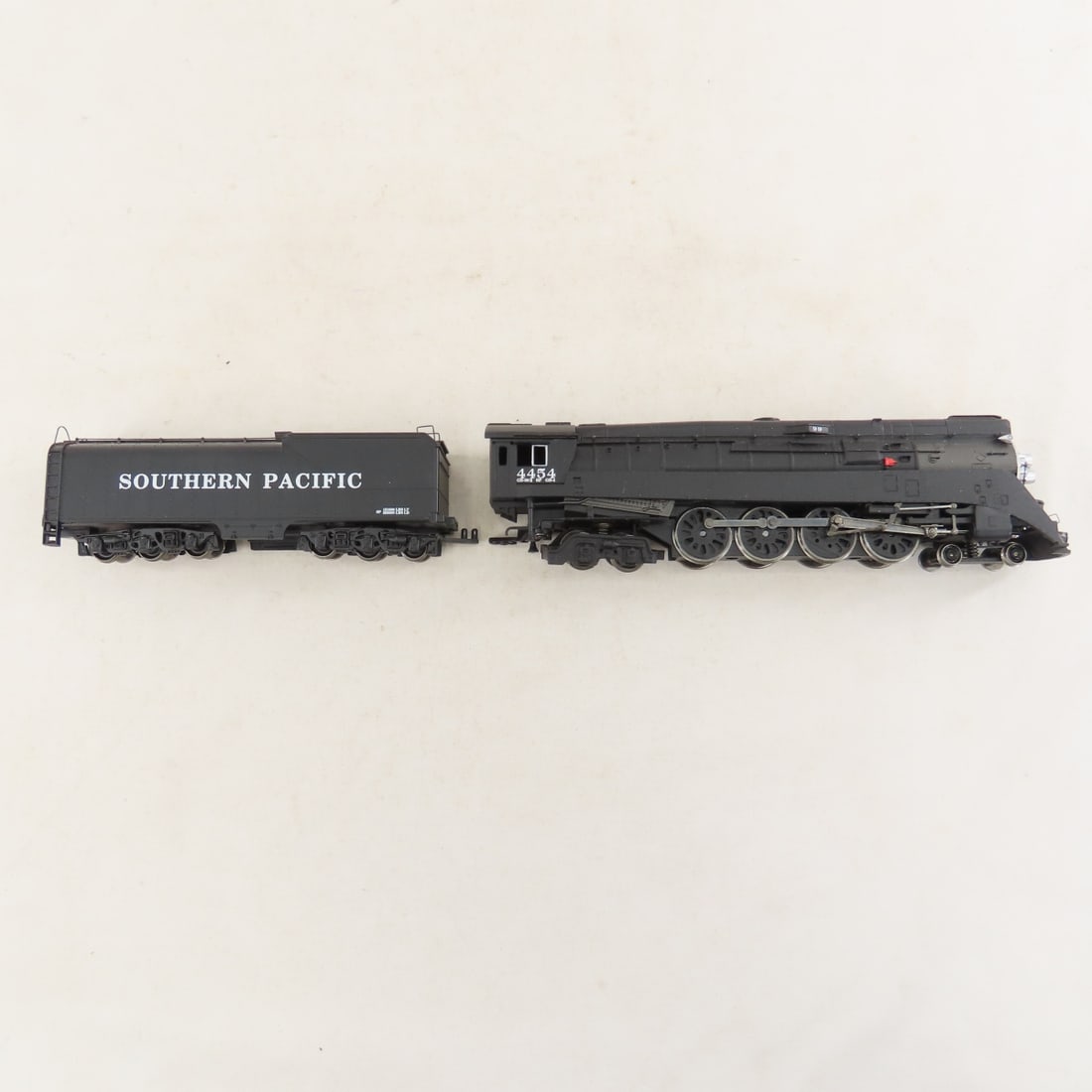 Bachmann SP Engine & Tender with 6 AHM Cars - 2