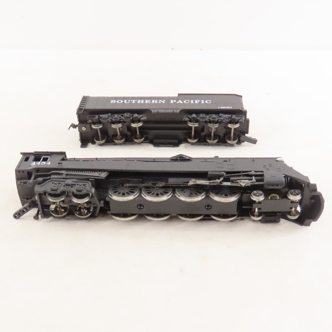 Bachmann SP Engine & Tender with 6 AHM Cars - 5