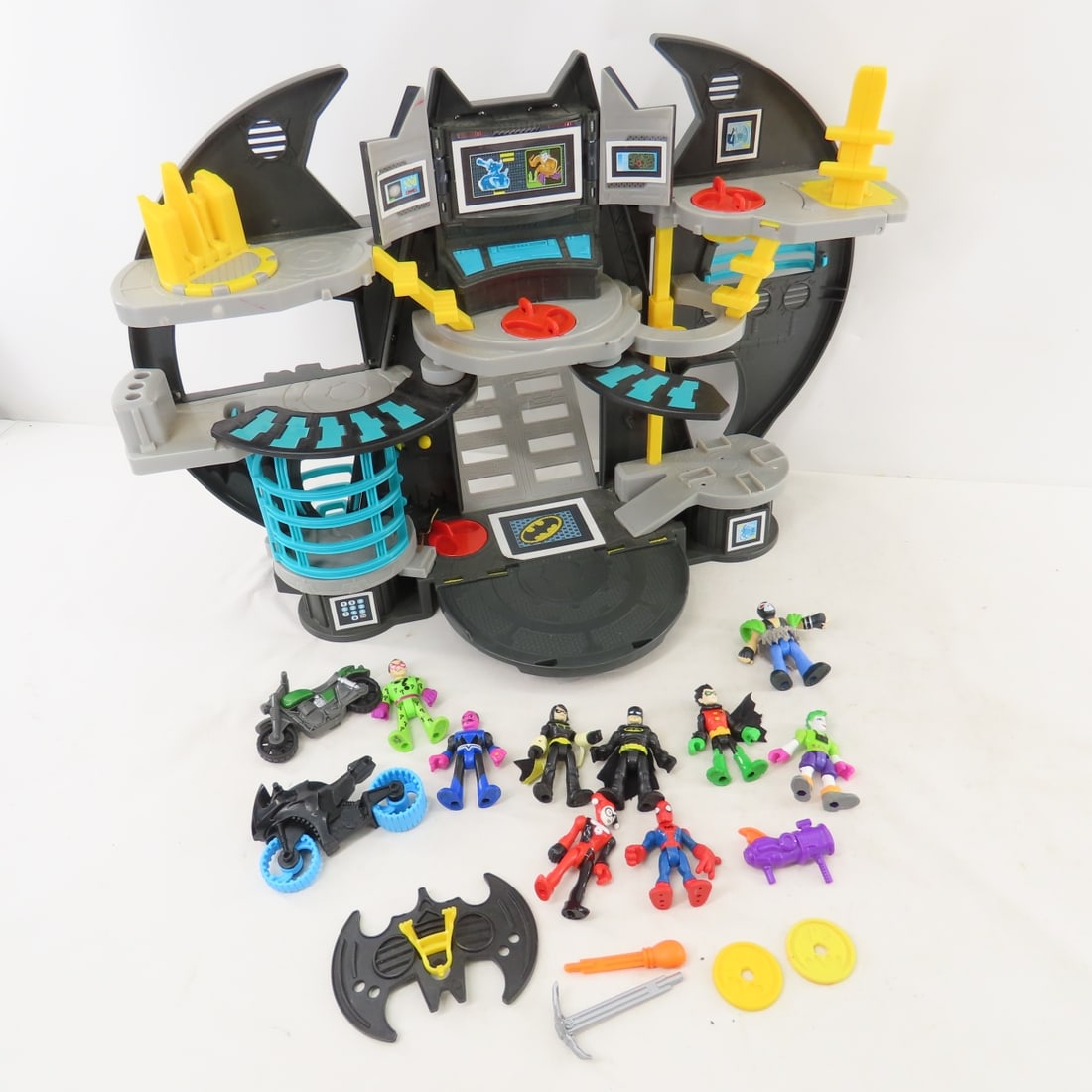 DC Friends Batcave & Batman Lives Accessories - 2