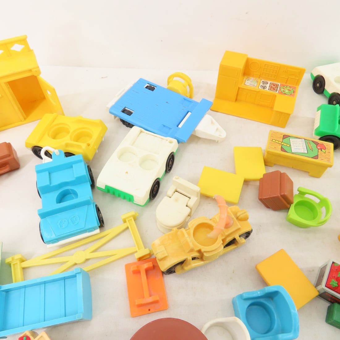 Vintage Fisher Price Little People & Accessories - 4