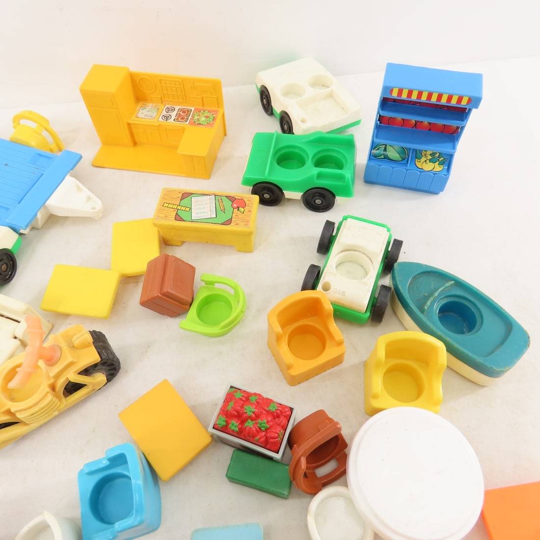 Vintage Fisher Price Little People & Accessories - 5