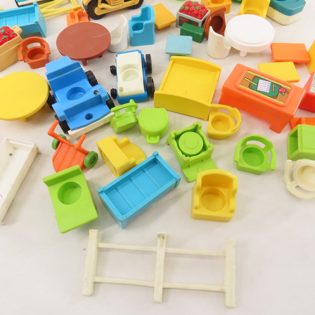 Vintage Fisher Price Little People & Accessories - 7