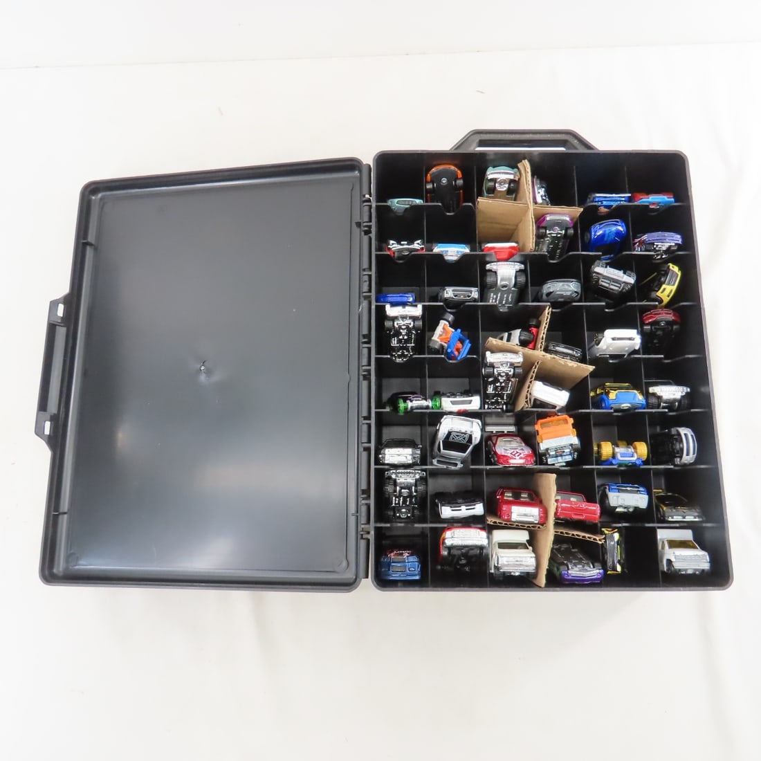 4 Hot Wheels Suitcase cases with 48 cars in each - 3