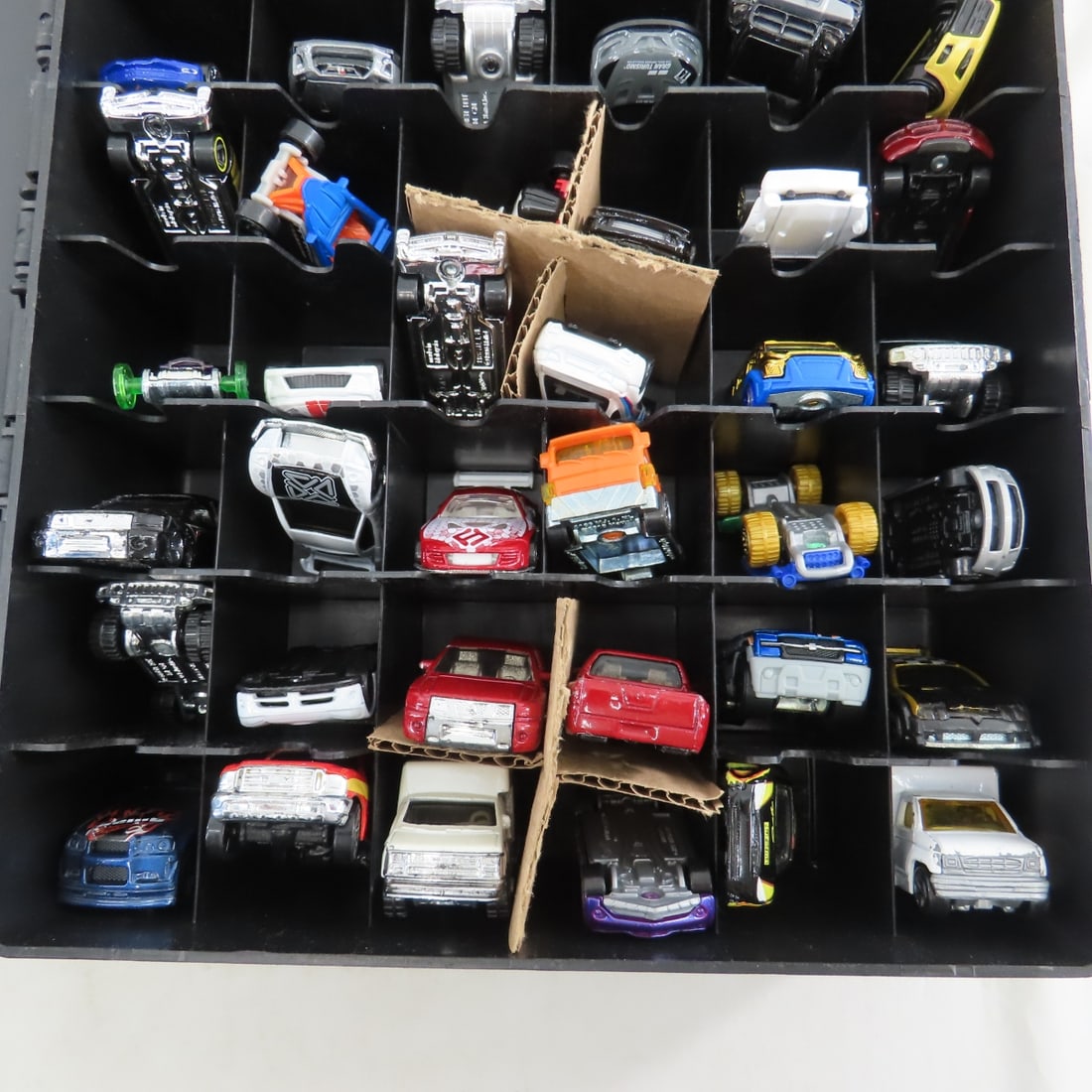 4 Hot Wheels Suitcase cases with 48 cars in each - 5