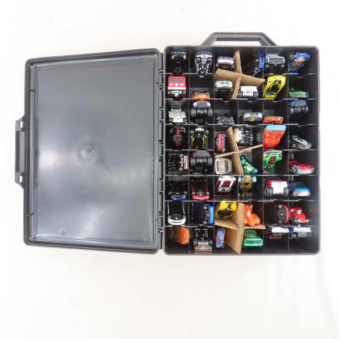 4 Hot Wheels Suitcase cases with 48 cars in each - 8