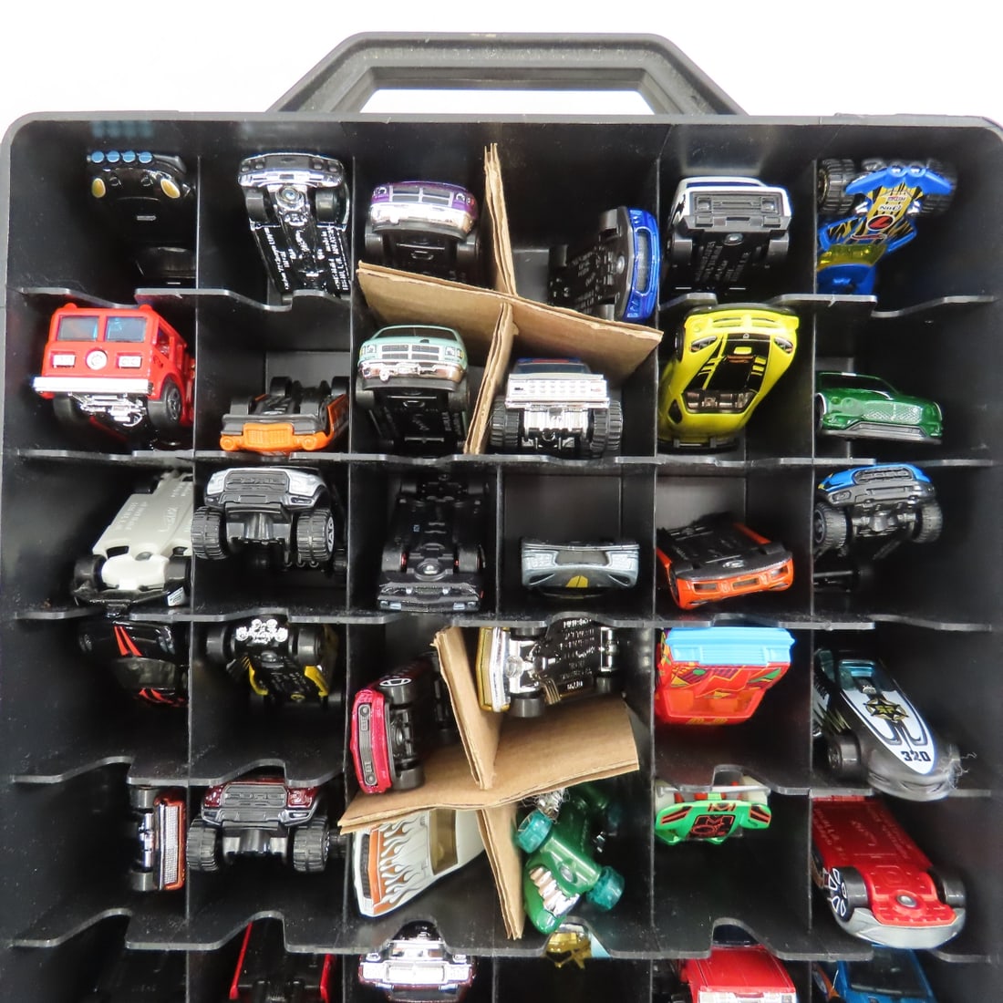 4 Hot Wheels Suitcase cases with 48 cars in each - 9