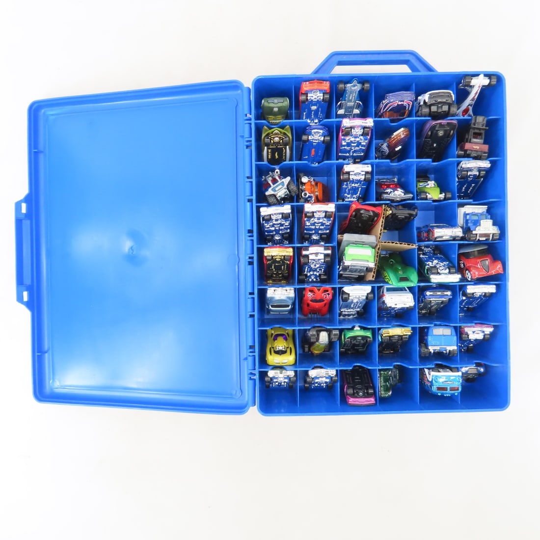 4 Hot Wheels Suitcase cases with 48 cars in each - 3