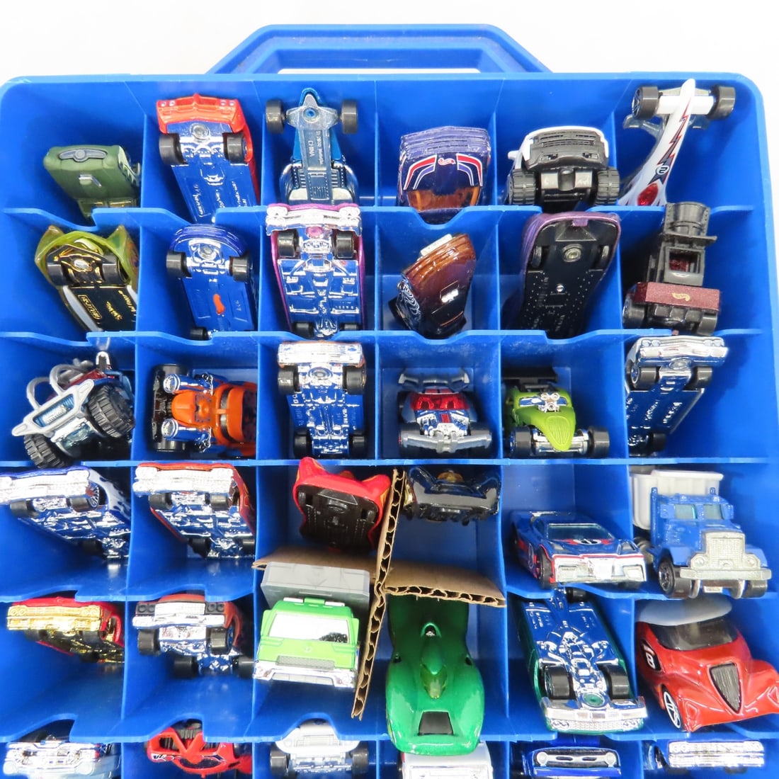 4 Hot Wheels Suitcase cases with 48 cars in each - 4