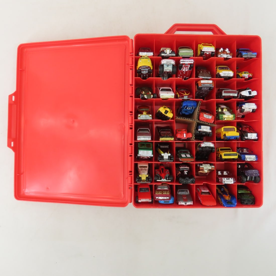 4 Hot Wheels Suitcase cases with 48 cars in each - 3