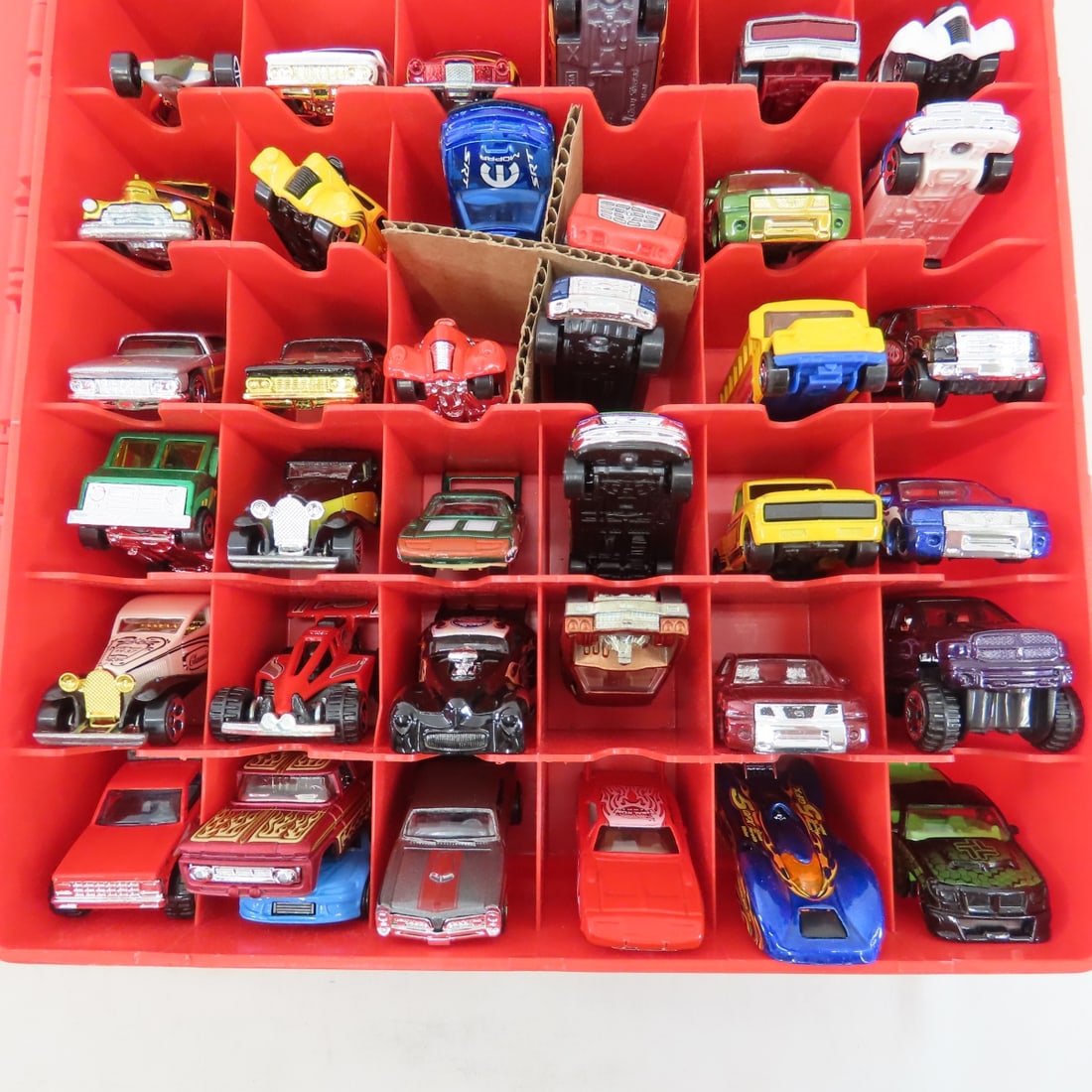 4 Hot Wheels Suitcase cases with 48 cars in each - 5