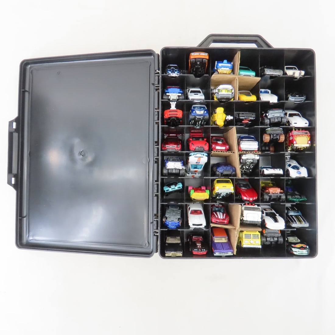 4 Hot Wheels Suitcase cases with 48 cars in each - 3