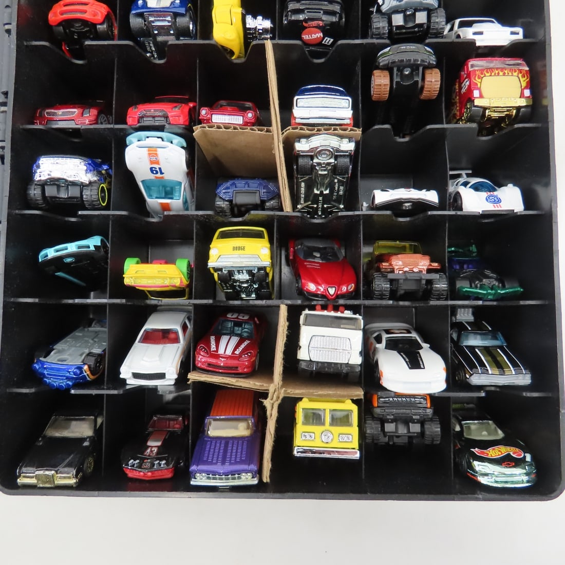 4 Hot Wheels Suitcase cases with 48 cars in each - 5