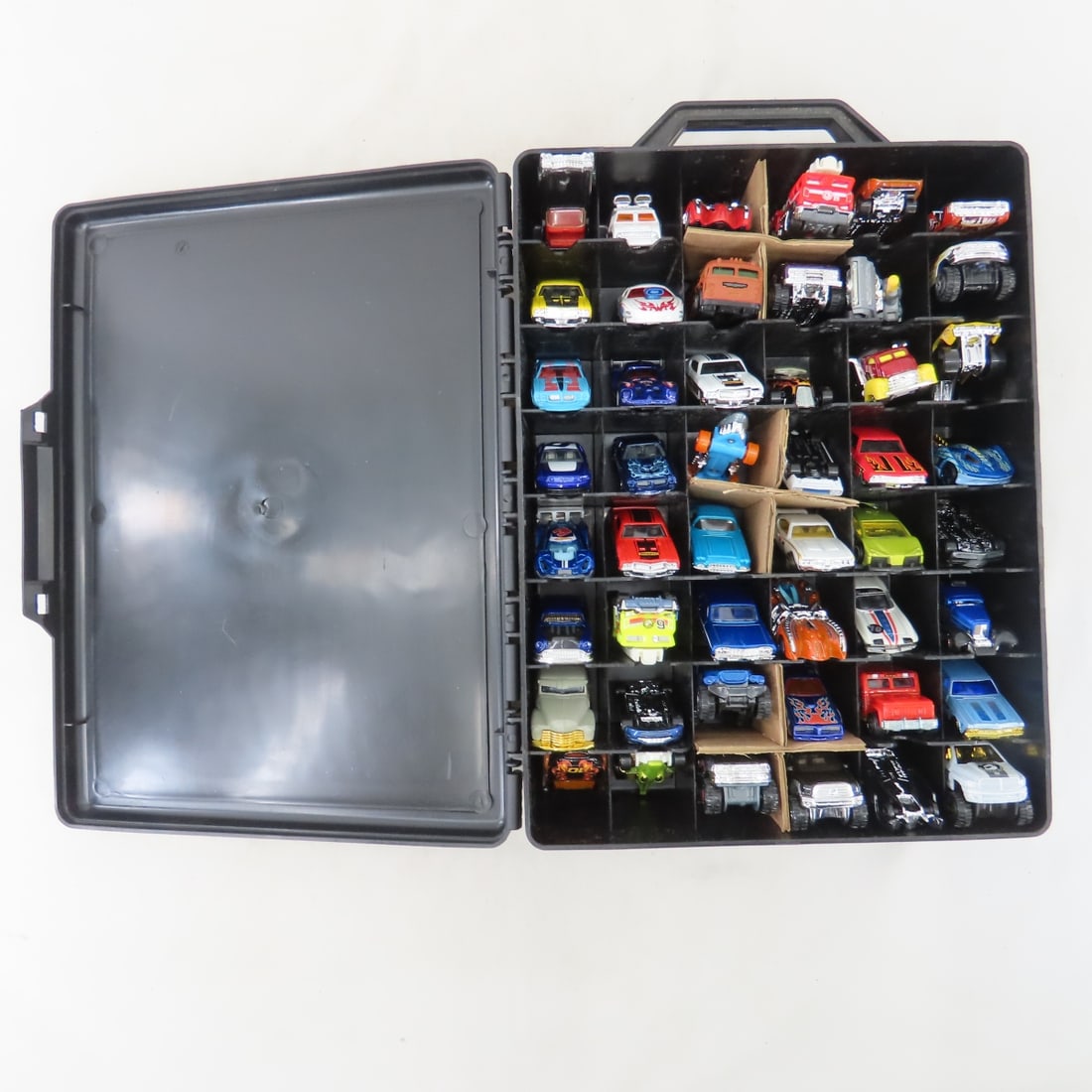 4 Hot Wheels Suitcase cases with 48 cars in each - 8