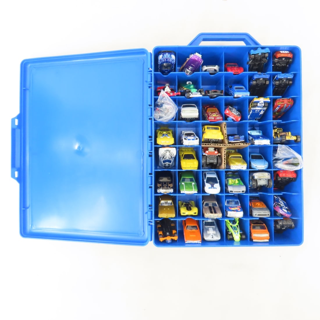 4 Hot Wheels Suitcase cases with 48 cars in each - 3