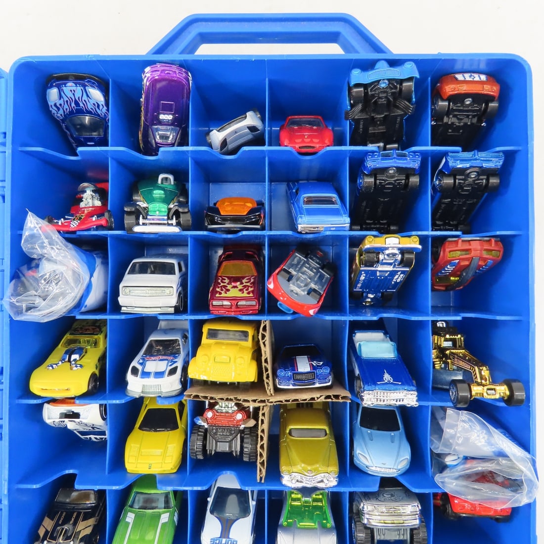 4 Hot Wheels Suitcase cases with 48 cars in each - 4