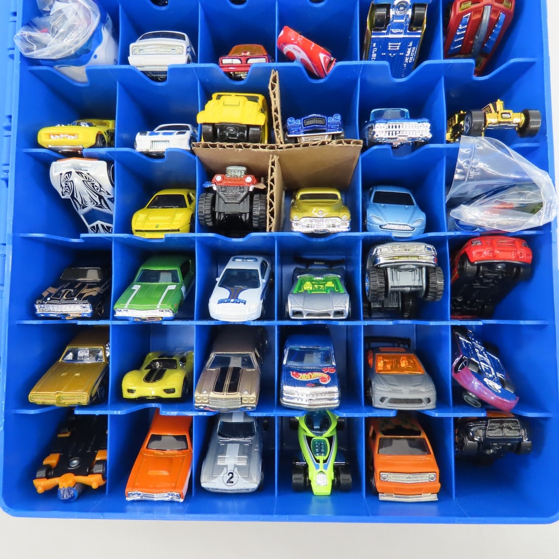 4 Hot Wheels Suitcase cases with 48 cars in each - 5