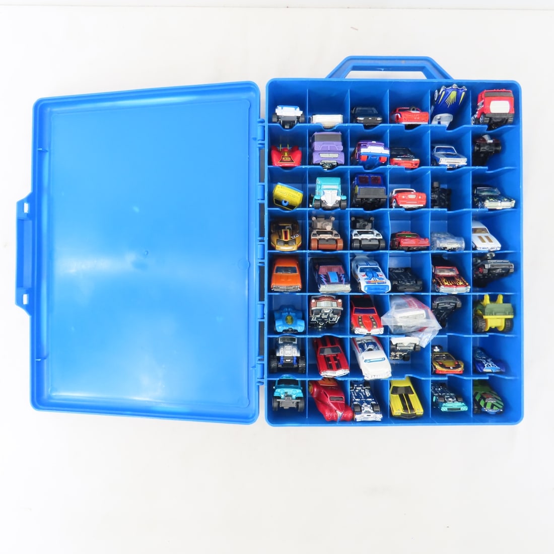 4 Hot Wheels Suitcase cases with 48 cars in each - 8