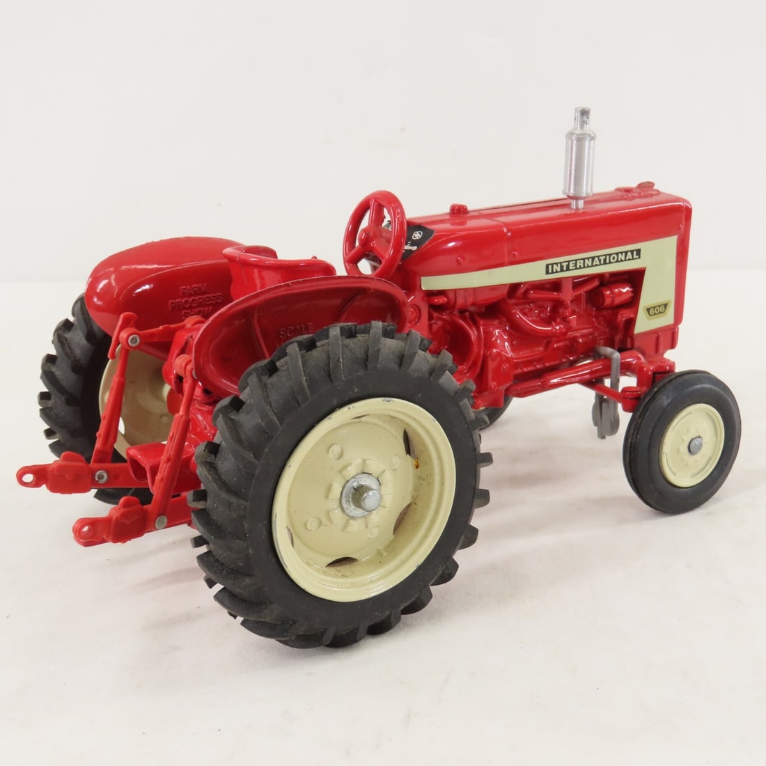 ERTL MF 4270 & JLE International 606 Tractor - 5