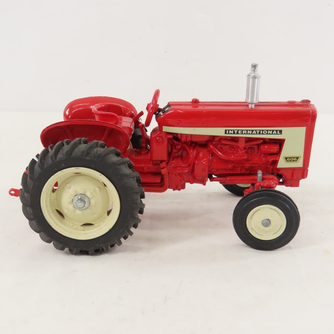 ERTL MF 4270 & JLE International 606 Tractor - 6