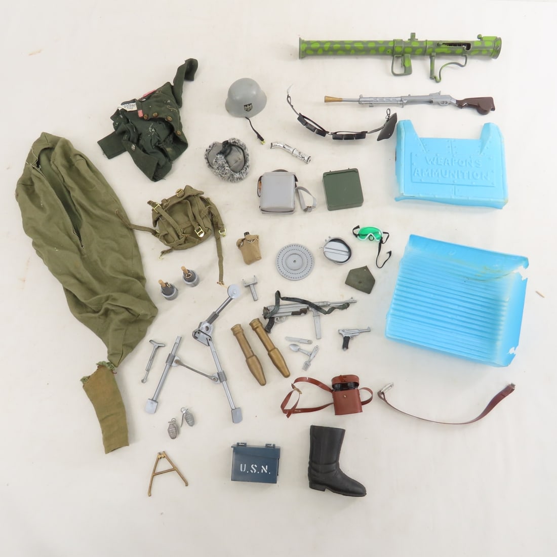 Vintage GI Joe Sentry Post Carry Case & Figures - 2