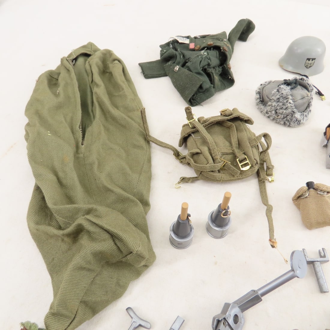 Vintage GI Joe Sentry Post Carry Case & Figures - 3