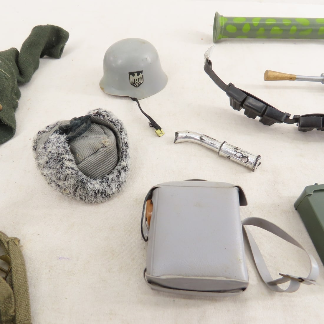 Vintage GI Joe Sentry Post Carry Case & Figures - 4